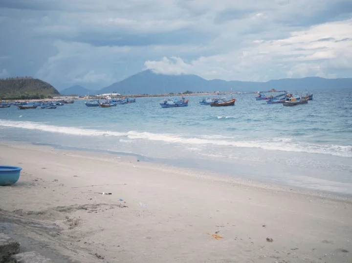cleanup-people-in-front-of-the-sea.jpg