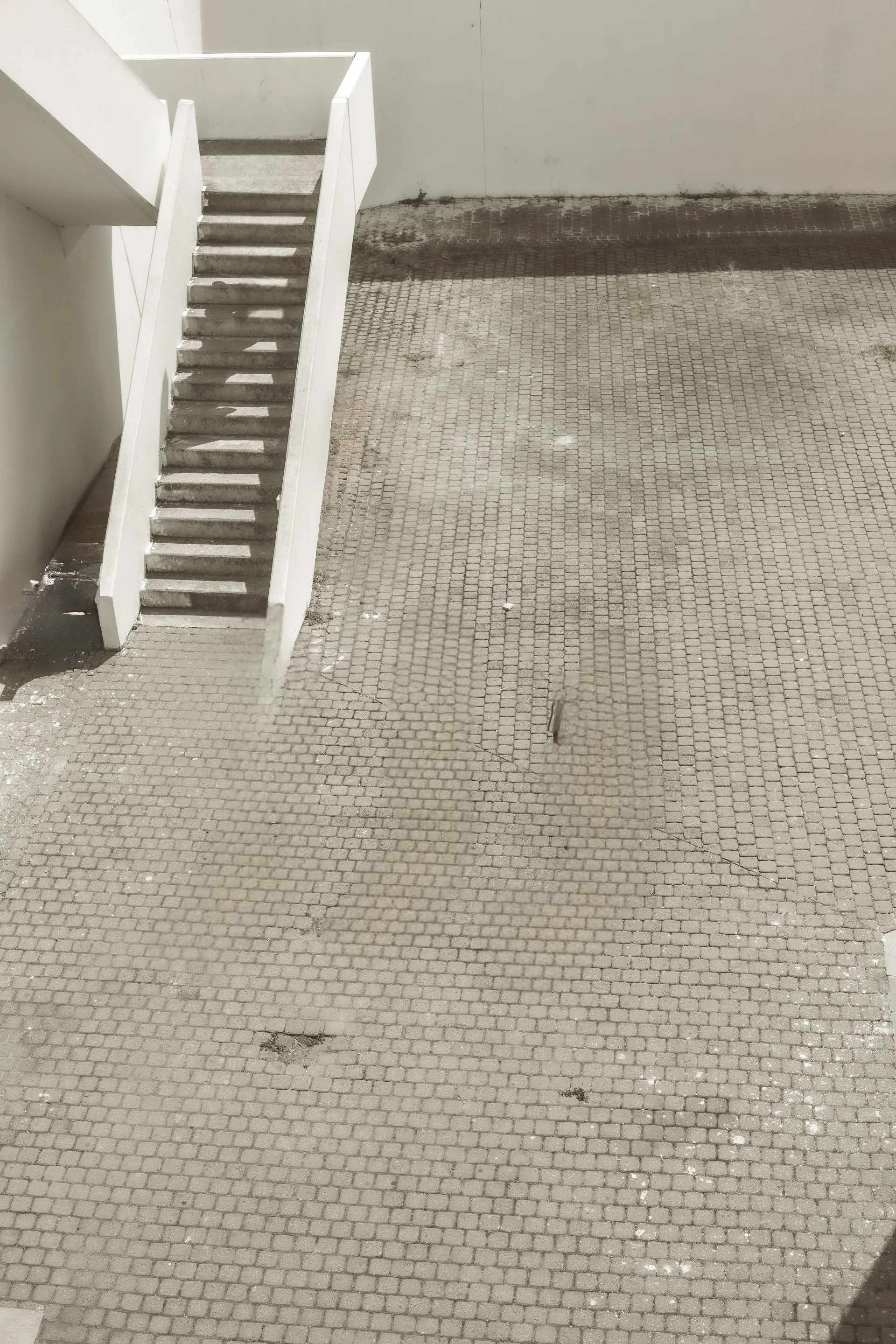 snapedit-remove-people-on-cement-ground-gan.jpeg