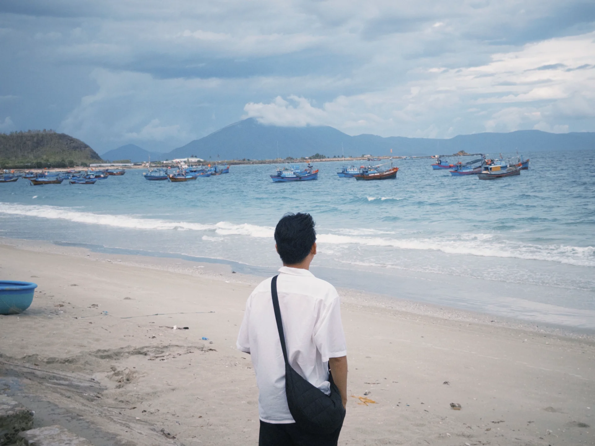 people-in-front-of-the-sea.jpg